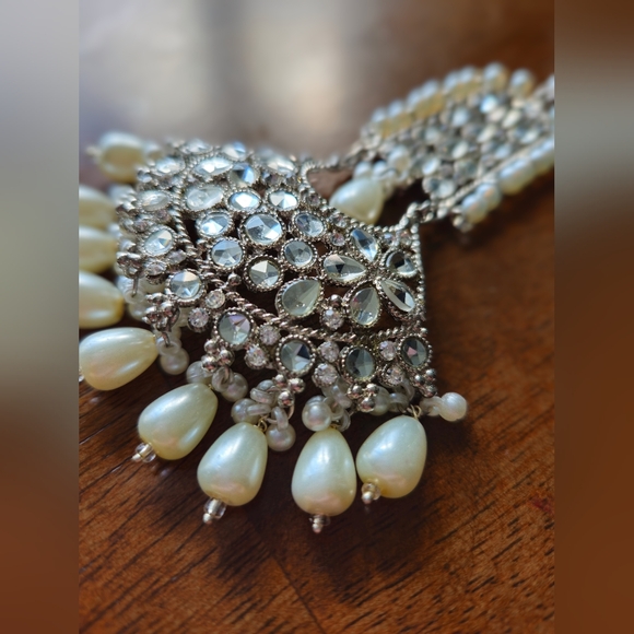 NWT White jhumka earrings set/ set of 3/ teeka & jhumka set/ INDIAN JEWELRY SET - Picture 8 of 9